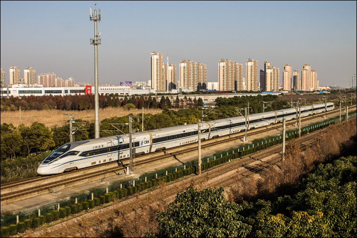 China Railways CRH380D sorozatú nagysebességű EMU halad Shanghai – Hongqiao felé Suzhou közelében.