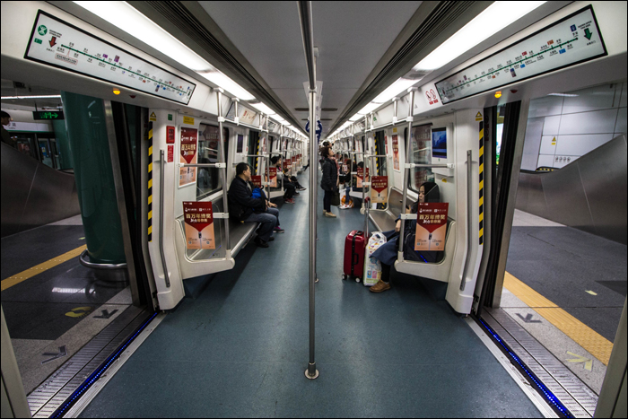 A Shenzhen Metro 1-es vonalán közlekedő egyik CNR Changchun gyártmányú motorvonat utastere. Több végállomáson ehhez hasonló, „spanyol megoldással” kerülik el a le- és felszálló utasok közötti konfrontációt.