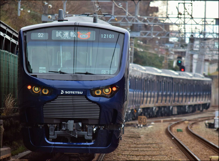 Sotetsu (anyakönyvezett nevén Sagami Railway) 12000-es sorozatú motorvonat Kashiwadai állomás közelében. Bár a Sōtetsu és a JR East is ugyanazt a nyomtávot, áramrendszert és biztosítóberendezést / vonatbefolyásoló rendszert használja, a 12000-es sorozatú járművek a JR East által kifejlesztett ATACS (kb. ETCS L3) biztosítóberendezéssel is kompatibilisek az egyébként elterjedt ATS-P rendszeren felül. Az ATACS-nek köszönhetően így a Sotetsu járművei gyakorlatilag akadálytalanul közlekedhetnek a Yamanote vonalon található Osaki és Ikebukuro állomásain át egészen Omiyáig és Kawakoéig.