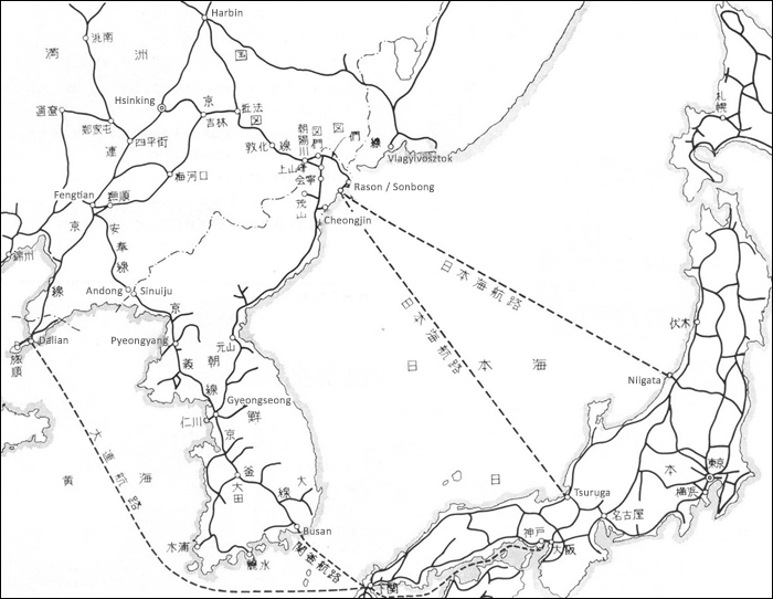 Tengeri, személyforgalmú összeköttetések Japán, a Koreai-félsziget, valamint Manchukuo között 1933-ban. A térképre pillantván talán nem egyértelmű, de Sinuiju és Andong (ma Dandong) között volt vasúti összeköttetés a Yalu-folyó felett, mely 1911-ben készült el. Az a híd a koreai háború alatt az 1950-es években semmisült meg részben, míg a mai is üzemelő, 1943-ban épült Sino-koreai Barátság Hídja viszonylag jól átvészelte a folyamatos bombatámadásokat. (Forrás: Tetsudo Fan, 3(19), 32 p., 1963.)