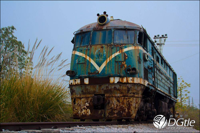DF3-as sorozatú, az egykori Guilin-Keleti pályaudvar állományát erősítő dízelmozdony hever parlagon honállomása susnyásában. (Forrás: DGtle.com)