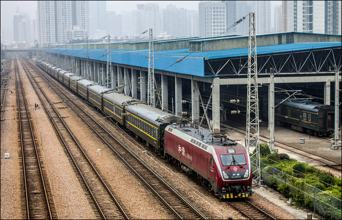 China Railways HXD1D sorozatú villamos mozdony Shenzhen városában.