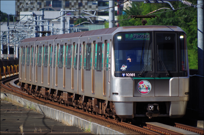 A Yokohama Subway zöld vonalán közlekedő 10000-es sorozatú járművek szintén a lineáris motorral felszerelt vonatok táborát erősítik, a sínszálak között így megfigyelhetjük a lineáris motor állórészét. (Forrás: Train Directory)