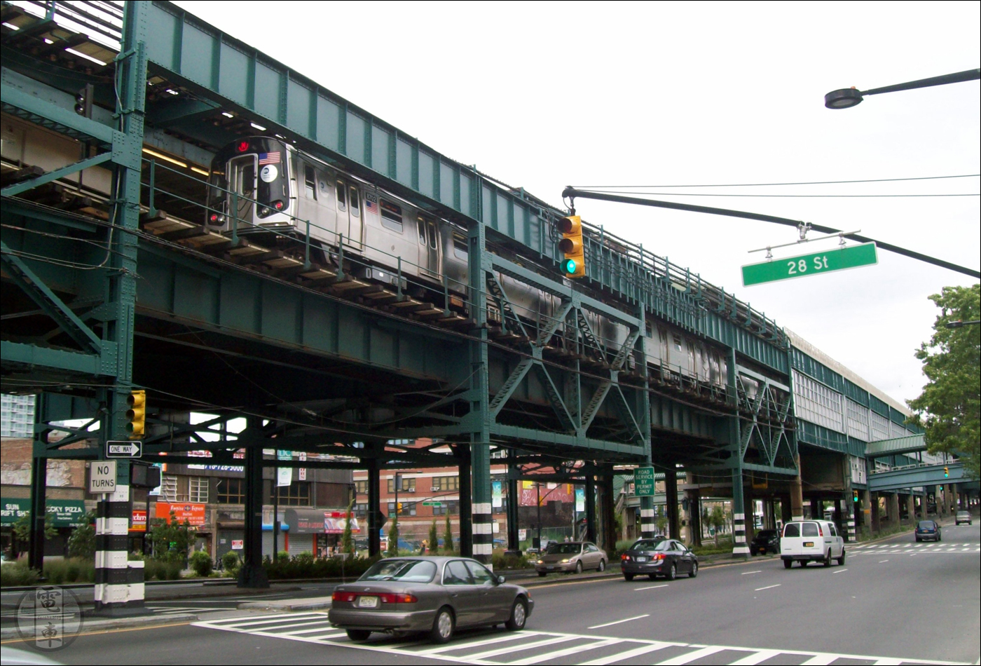 Egy Alstom gyártmányú R160A sorozatú jármű Queensboro Plaza állomáson közel 9 évvel ezelőtt. A kétszintes pálya alsó részén a déli (Whitehall Street–South Ferry, Coney Island–Stillwell Avenue, illetve Hudson Yards), a felső részén pedig az északi (Astoria–Ditmars Boulevard, Flushing–Main Street) irányba haladó járművek közlekednek.