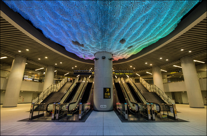 A TRA és a Taipei Metro megállójaként is szolgáló Songshan állomás mennyezetét 2014 óta a Jiang Yanghui (江洋輝) által tervezett „Winding Rivers, Flourishing Flowers, Dome of Light” c., LED-ekből összeállított, hullámmozgást imitáló alkotása díszíti.
