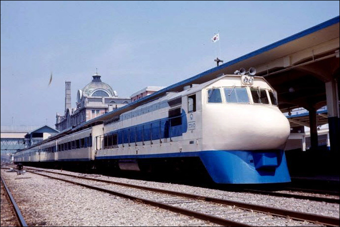KNR (Korean National Railways) EMD GT26CW egy 0-s sorozatú shinkansenné „átalakítva”. (Forrás: Mindan Shimbun)