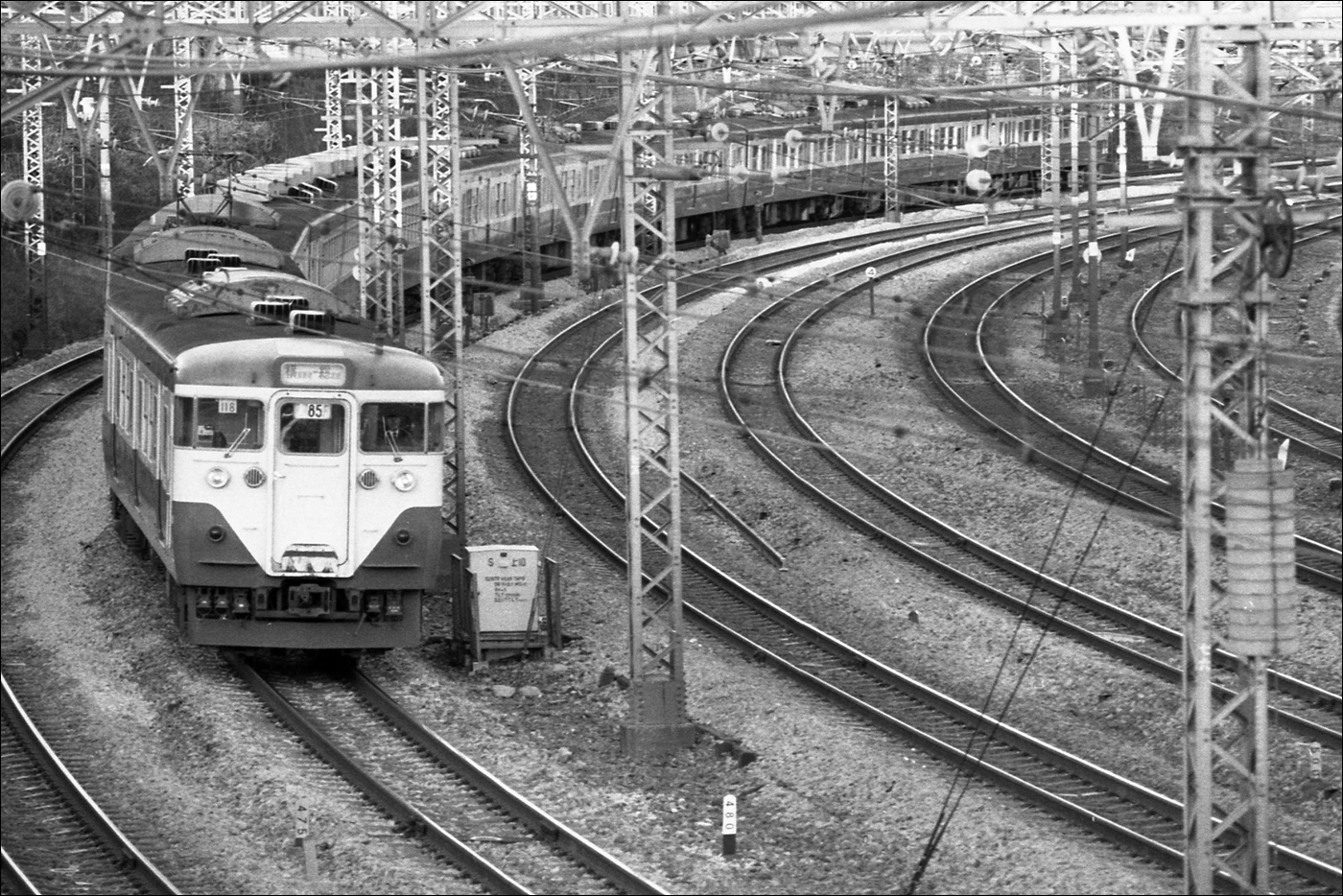 A közvetlen forgalom javítása mellett a JNR az 1960-as évektől kezdve korszerűbb, nagyobb kapacitású járműveket is forgalomba állított, például a képen is látható 113-as sorozatot. (Forrás: Wikimedia)