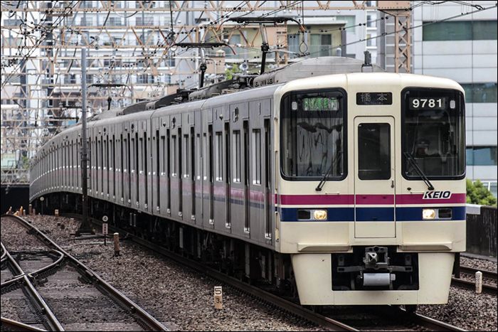 A Keio 9000-es sorozat volt a Nippon Sharyo első, modulokból összeállítot járműsorozata. A jármű homlokfala, bár egyenesnek tűnik, valójában egy 10 000mm sugarú ívelt rész. Szintén megfigyelhetjük a föld alatt (is) közlekedő járművek kötelezően előírt tartozékát, a legalább 610mm széles homlokfali vészkijáratot.