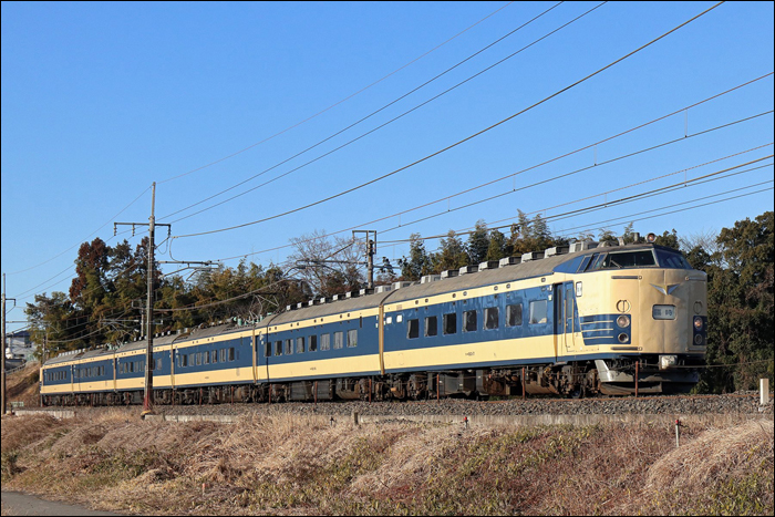JR East 583-as sorozatú EMU halad Utsunomiya (宇都宮) városának közelében Akita felé.
