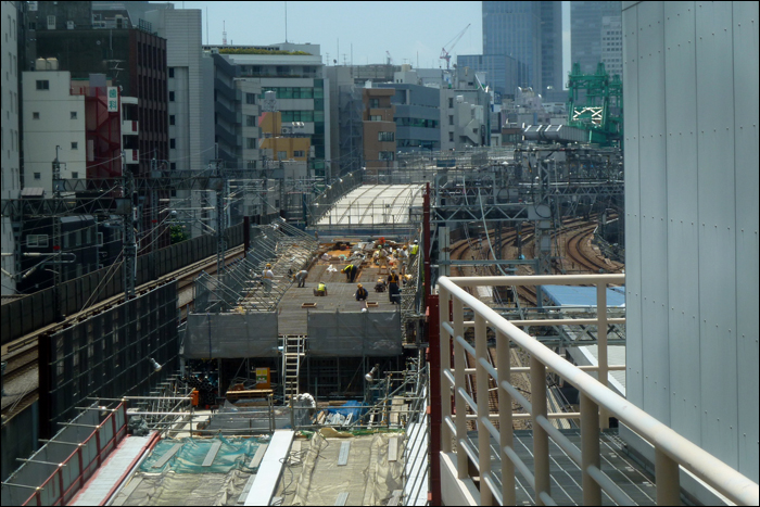 A hangzatos nevű Ueno – Tokyo Line építési munkálatai 2012 nyarán. Jobb oldalon a shinkansen Ueno és Tokyo közötti szakasza, míg bal oldalon a Keihin-Tohoku és Yamanote vonalak. A képen látható felüljáró egy rövid szakaszon a shinkansen felett haladva bőviti ki a hosszú ideig csak Uenoig érő Keihin-Tohoku, illetve Utsunomiya / Takasaki vonalakat. (Forrás: Haisen Ryakuzu)