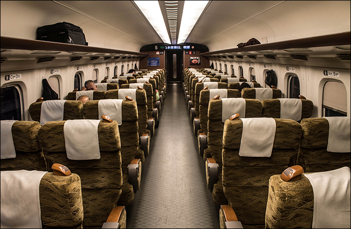JR West N700-7000-es sorozatú shinkansen másodosztályú, helyfoglalással igénybe vehető utastere.