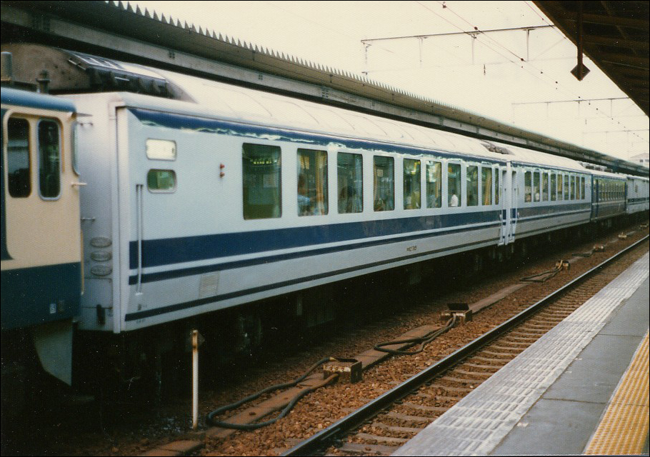 A „Car Train Euro Nagoya” személykocsijai, előtérben a „Euroliner” festésű ORo 12-es, háttérben a hagyományos SuHaFu 12-es sorozatú, ülőhelyes kocsival. (Forrás: Ameblo | Hide Express)