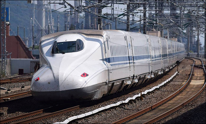 JR Central N700A-2000 sorozatú (X alsorozat) shinkansen halad át Shin-Iwakuni (新岩国) állomáson.