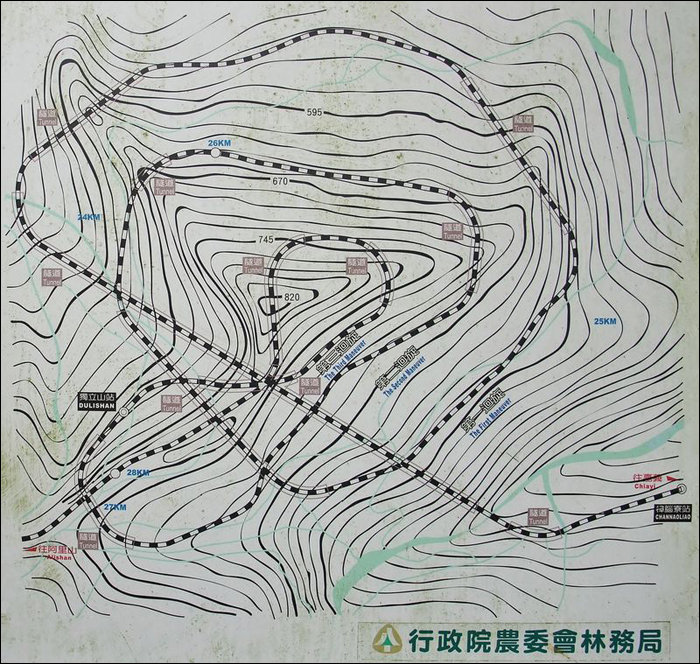 Az Ali-hegy szintvonalas domborzati térképe Zhangnaoliao és Liyuanliao között. Érdemes megfigyelni, hogy egy ponton három különböző magasságban is áthalad a vonal. (Forrás: Bimeci)
