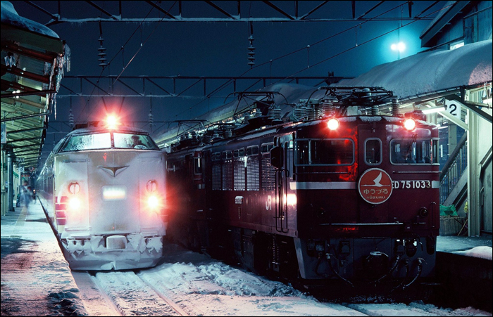 ED75-1000-es sorozatú mozdonyok a „Yuzuru” éjszakai vonat élén, egy 583-as EMU által kiszolgált „Hakutsuru” társaságában. (Fotó: Kinoshita Masahiko)