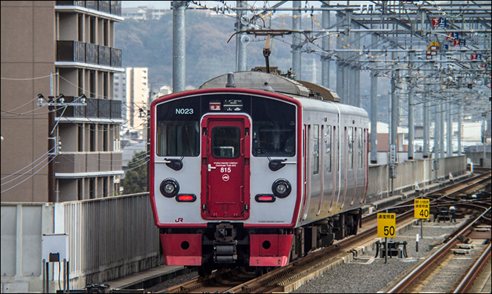 A JR Kyushu 815-ös sorozatú villamos motorvonatok voltak a Hitachi A-Train gyártástechnológiájával készült első járművek.