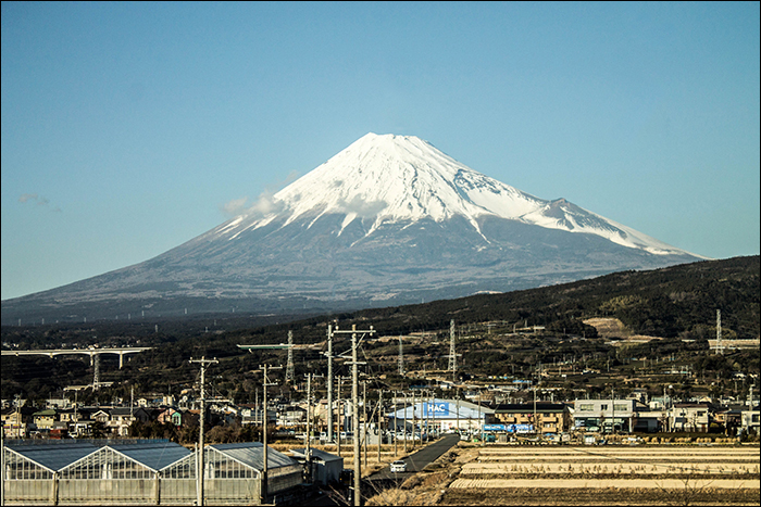 A Mt. Fuji látképe a Tokaido shinkansenről. A környéken számos további, JR Central üzemeltetésű vonal rendelkezik hasonlóan bámulatos kilátással, így a különféle kirándulóvonatok aligha indokoltak.