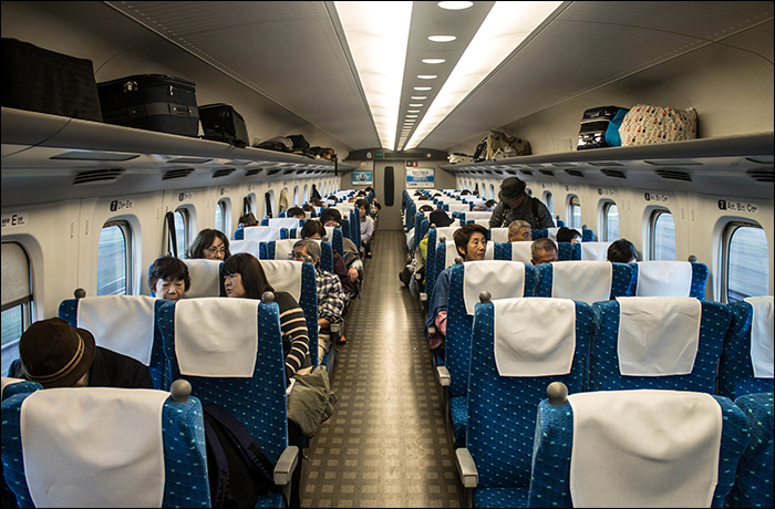 JR West / Central N700A sorozatú shinkansen másodosztályú utastere.