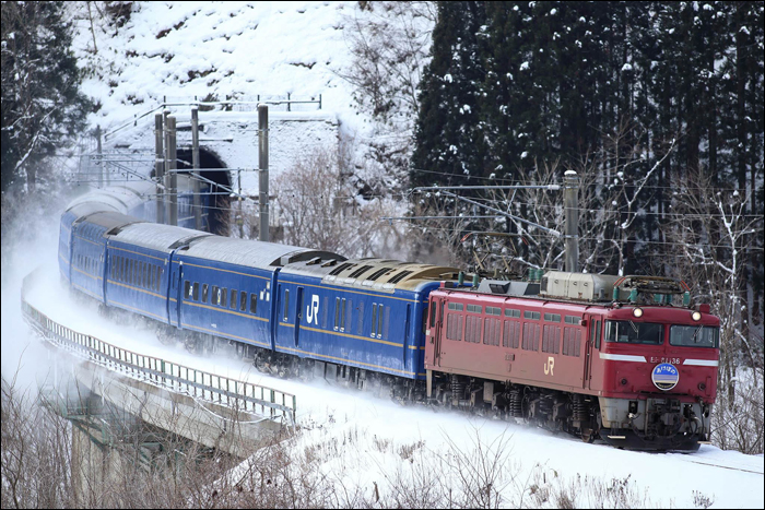A JR East EF81 136-os mozdonya halad az „Akebono” éjszakai vonattal az Ou-fővonal Jimba (陣場) és Shirasawa (白沢) közötti szakaszán.