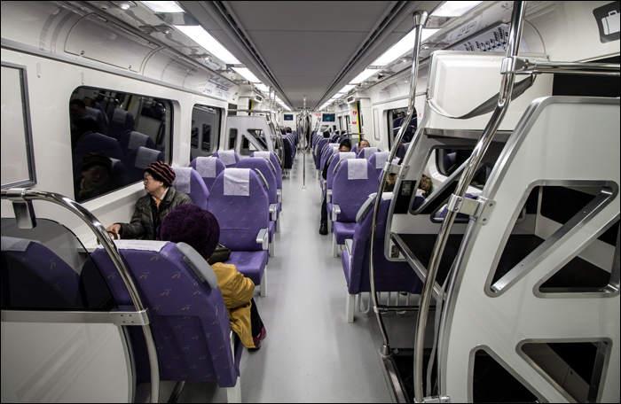 A Taoyuan MRT 2000-es sorozatú, Express (lila) motorvonatának utastere.