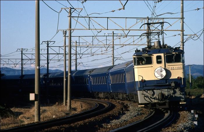 JNR EF65-1000-es sorozatú mozdony halad a „Hayabusa” éjszakai vonattal a Tokaido-fővonal Kakegawa (掛川) és Kikugawa (菊川) közötti szakaszán 1979 márciusában. (Fotó: Aomori Tsunenori)