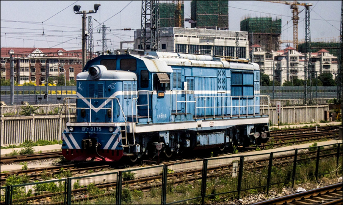 Eredeti kialakítású China Railways DF7-0175 pihen Tianjin (天津) állomáson.
