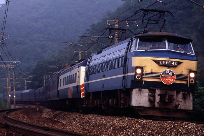 JR West EF66 vontatta „Suisei” és „Akatsuki” vonatok a Sanyo-fővonalon. Figyeljük meg az eltérő színtervvel közlekedő OHa 14-300-as kocsit, mely az egyedi „Legato Seat” (レガートシート) ülőhelyeket tartalmazta. (Fotó: Sugiyama Yukitake)