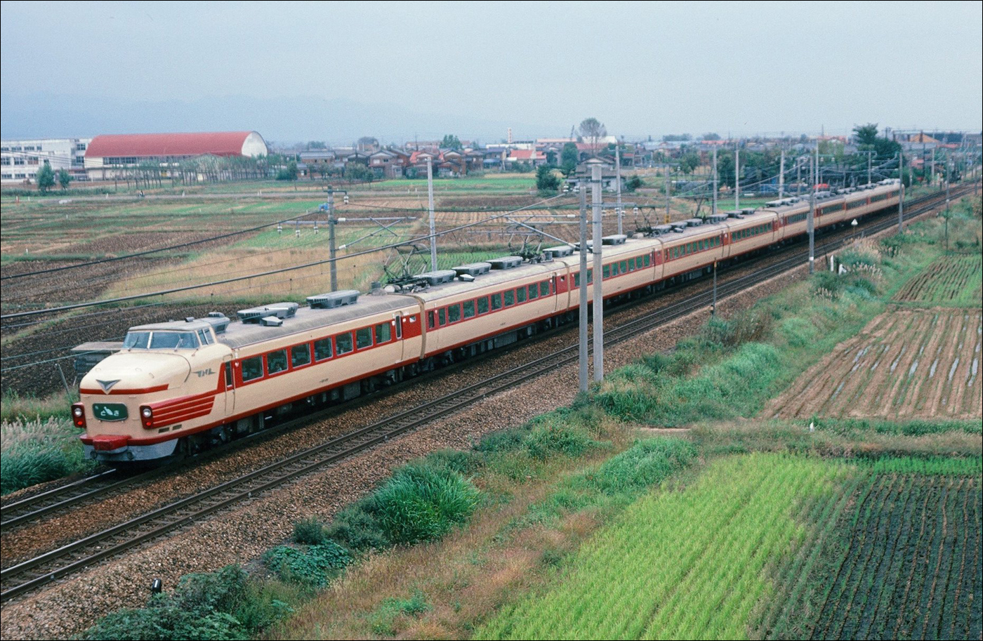 A 181-es sorozat egyik 100-as alsorozatú tagja még a Joetsu shinkansen átadása előtti Ueno - Niigata viszonylatú „Toki” gyorsvonatként Mitsuke és Obiori között 1982-ben. A shinkansenek előhírnökeként létrehozott 151/161/181-es sorozattal egészen 1982-ig utazhatott az érdeklődő, ám kialakításuknál fogva alkalmatlanok voltak a jövőbeni fejlesztésekhez. (Fotó: Maeda Tsutsumu)