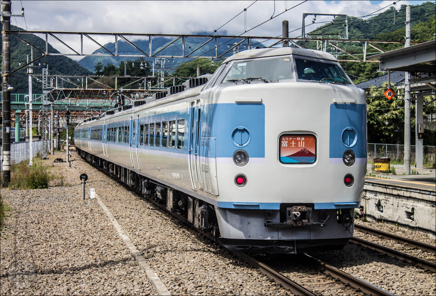 Az egyik utolsó 189-es sorozatú motorvonat egy Shinjuku - Kawaguchiko viszonylatú „Holiday Fujisan” sebesvonatként 2015 júniusában. Az „Azusa” festésű járműnek a tulajdonos JR East 2018 januárjában mondott búcsút és egyetlen kocsi sem maradt fenn.