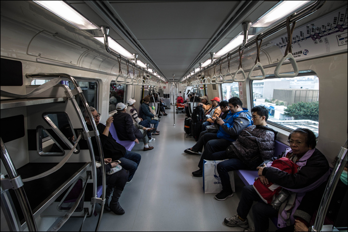 A Taoyuan Airpot MRT 1000-es sorozatú járművének utastere.