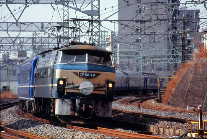 Az 1999. december 4. és 2005. március 1. között együtt közlekedő „Sakura” és „Hayabusa” éjszakai vonatok haladnak Nagasaki illetve Kumamoto felé. Az eredetileg Nagasaki és Sasebo felé közlekedő „Sakura” a „Hayabusá”-val való közlekedésük napjától kezdve már csak Nagasakiig, míg a korábban Nishi-Kagoshimáig közlekedő „Hayabusa” 1997. november 29-e óta már csak Kumamotoig közlekedett. (Fotó: Nishikawa Keiichiro)