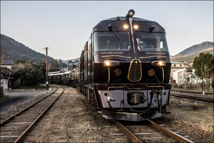 A JR Kyushu luxus kirándulóvonata, a Seven Stars in Kyushu (ななつ星ＩＮ九州) várakozik Yufuin (由布院) állomáson.