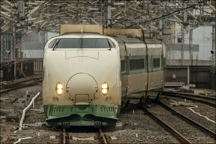 200-as sorozatú shinkansen Omiya állomás közelében. (Fotó: Nakano Tsuyoshi)