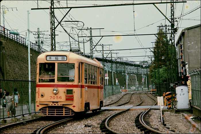 A Tokyo Toden egy 7000-es sorozatú villamosa, melyből 1970-ben 10 darabot szállítottak Hakodaté-ba, majd átépítést követően 1000-es sorozatként álltak forgalomba ismét. Az 1006-os pályaszámú jármű 2010. március 31-i kivonását követően azonban már nem találkozhatunk eme típus darbajival Hakodate utcáin. (Forrás: Yokohama Vasúti Fotótár (横浜鉄道写真館, yokohama tetsudō shashinkan))