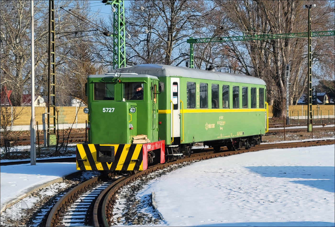 鮑洛通費尼韋什農業鐵路（Balatonfenyvesi Gazdasági Vasút或Balatonfenyvesi GV）C50形柴油機車牽引的「列車」出庫中。冬天的載客量不高，然而在夏天，大多數列車有至少3或4輛客車。