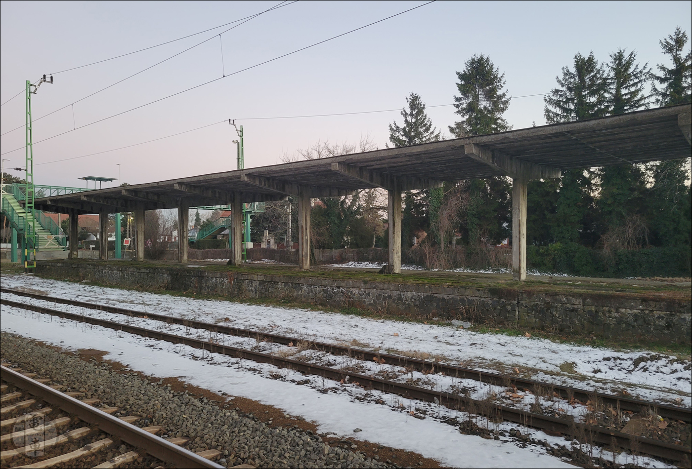 MÁV 已廢棄的貨運月台位於客運月台對面。如果有足夠的資金意志力，總有一天農鐵的火車可以從這裡出發。

