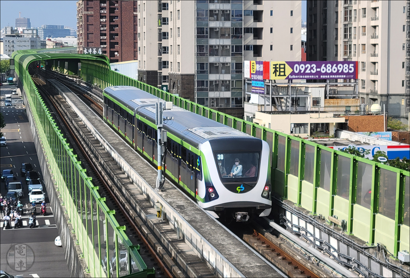 A Taichung Metro egyik járműve Taichung City Hall megálló közelében.