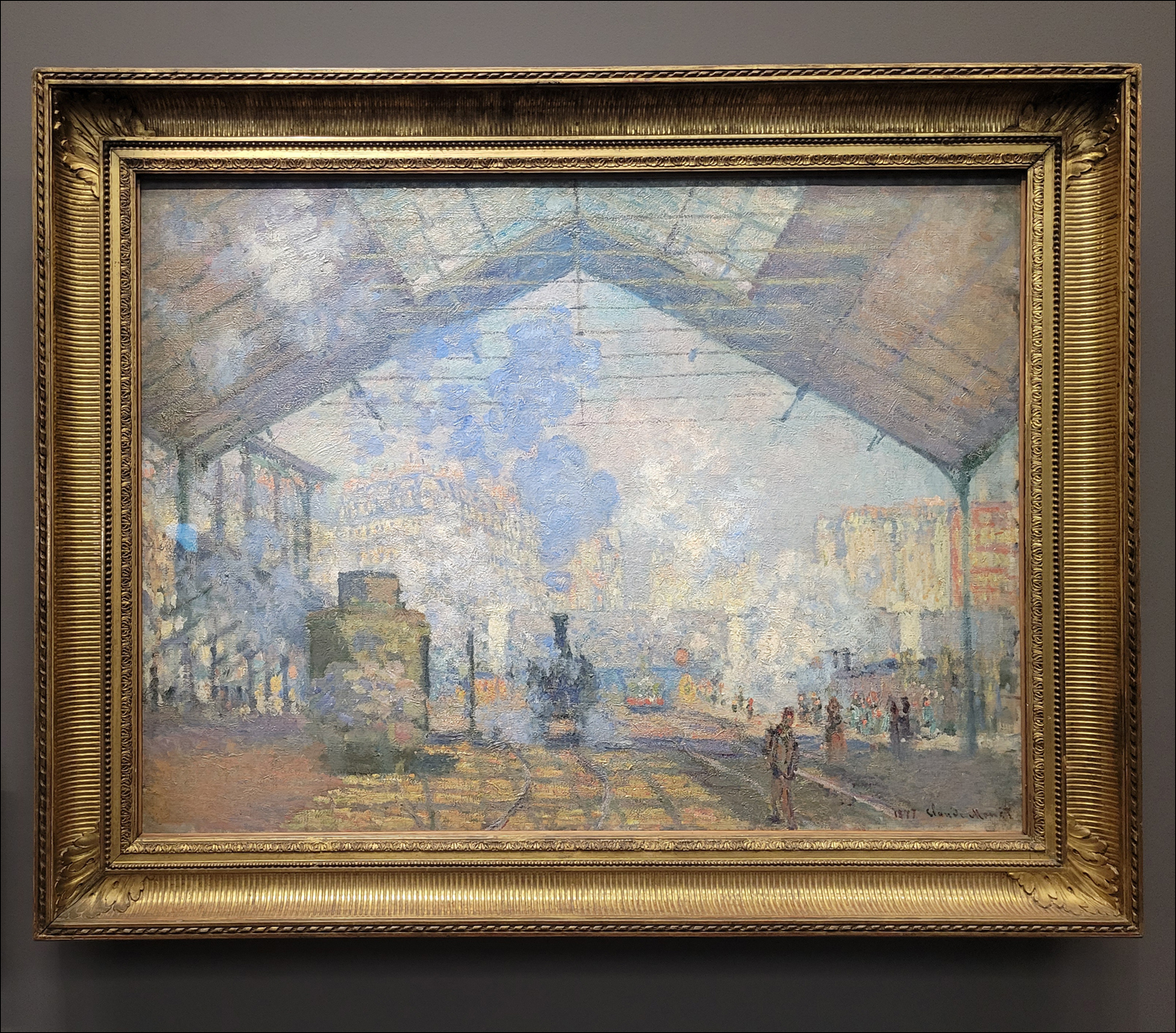 Claude Monet: La Gare Saint-Lazare c. festménye az Orsay Múzeum tárlatában.