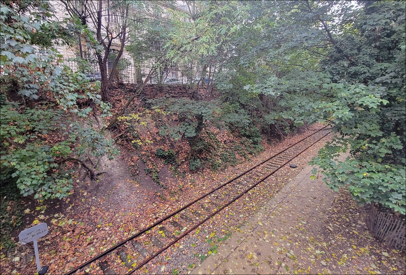 A Petite Ceinture részlete a Pereire körút mentén. A névválasztás nem véletlen egyébként, hiszen építésének idején ez a szakasz az Émile Pereire érdekeltségébe tartozó Chemins de fer de l'Ouest tulajdonát képezte.