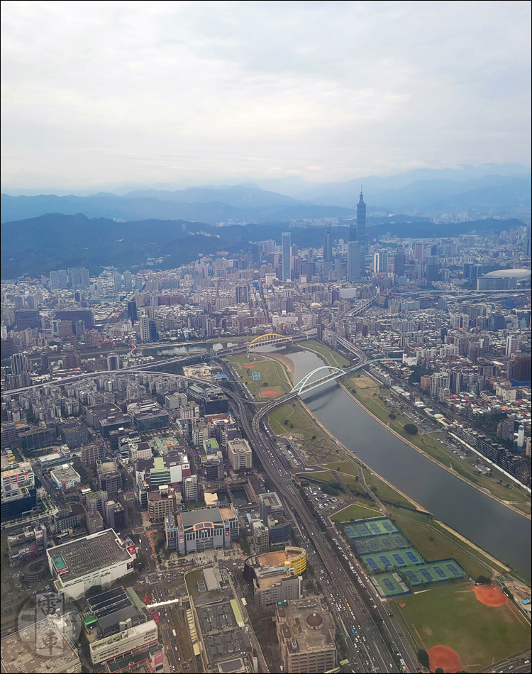 Kilátás Taipei belvárosára röviddel a felszállást követően.