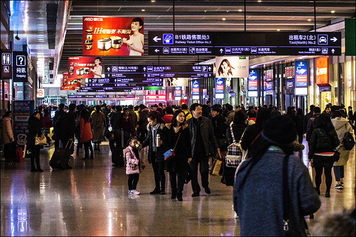 Shanghai-Honqiao pályaudvar érkezési szintje, ahol az utazástól elcsigázott népek közvetlenül a metróhoz, a repülőtérhez vagy a számos étterem egyikéhez juthatnak.