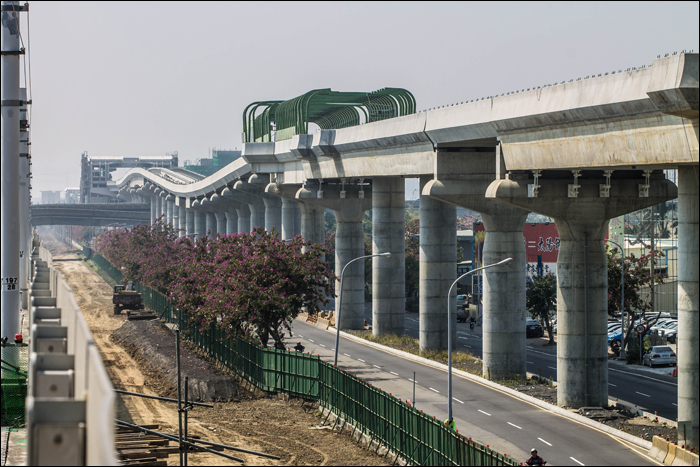 Balról jobbra: Az TRA új, Taichungot átszelő emelt pályája, a régi, eltakarítás alatt álló nyomvonal és az építés alatt álló MRT zöld vonal részlete Daqing állomás közelében.