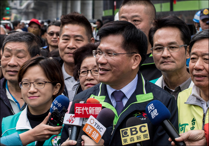 Taichung volt polgármestere, Lin Chia-lung sajtótájékoztatót a Taichung MRT első járműveinek nyilvános bemutatóján.