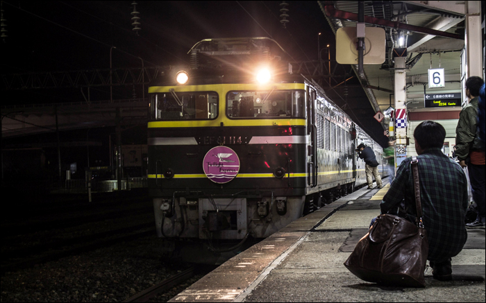 A Twilight Express festésű EF81-es sorozatú mozdonyok egyike várakozik szerelvényével Aomori állomásán 2014 novemberében.
