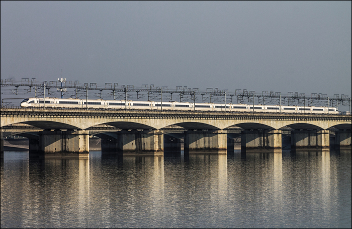 China Railways CRH380CL halad a Hangzhou közelében lévő Qiantang-folyó felett.