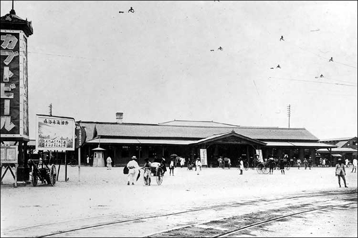 Nagoya állomás felvételi épülete az 1900-as évek elején. Előtérben az 1898-ban, Japánban másodikként átadott villamosvonal részlete. (Forrás: A Tsuruma Központi Könyvtár gyűjteménye)