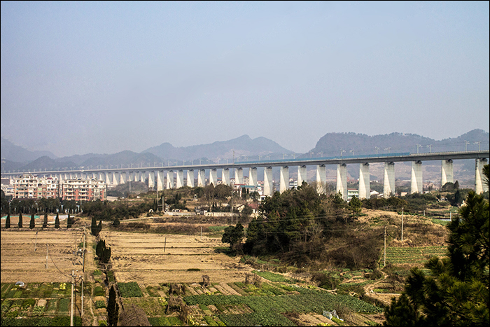 A 2016. december 28-án Kunmingig bővült Shanghai – Hangzhou – Changsha – Kunming nagysebességű vasútvonal (沪昆高速铁路) egy szakasza.