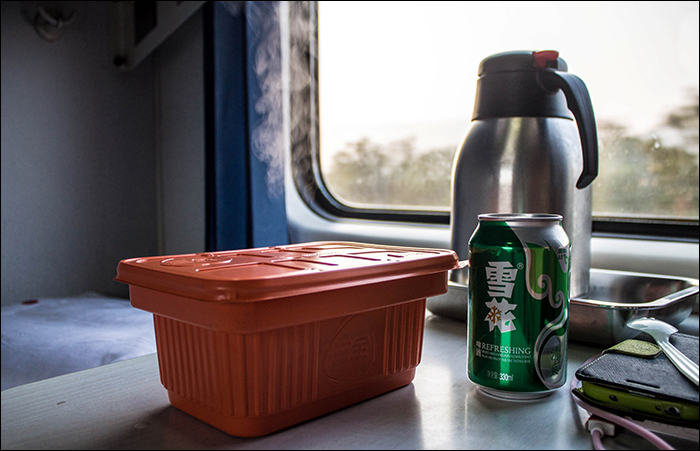 Hosszabb vonatozáshoz elengedhetetlen kellékek a minél több kaja (esetemben önfőző rizs), alkohol, filmek és hatalombank.