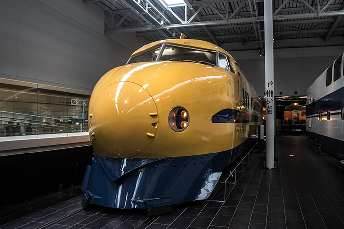 JR West 922-es sorozatú „Doctor Yellow” a nagoyai SCMaglev Vasúti Múzeumban. Az ehhez hasonló, T2-es jelű járművet a JR Central 2002-ben selejtezte.