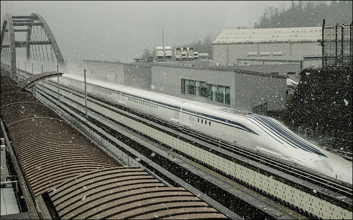 JR Central L0 sorozatú, 5 kocsiból álló maglev a Yamanashi tesztközpont közelében. Mivel a havazás miatt a kép nem túl érdekes, ezért elérhető legalább egy videó is a tesztfutásról.